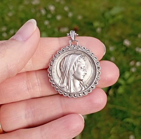 Médaille de la Vierge Marie en argent serti de marcassites et chaîne ancienne