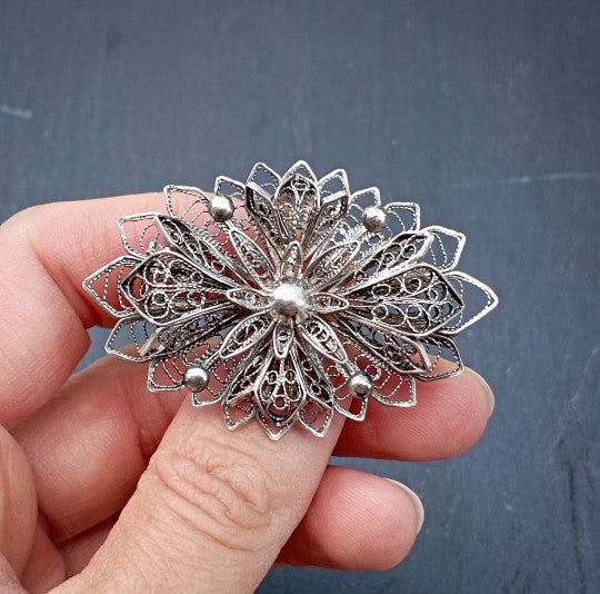 Broche florale en filigranes d'argent