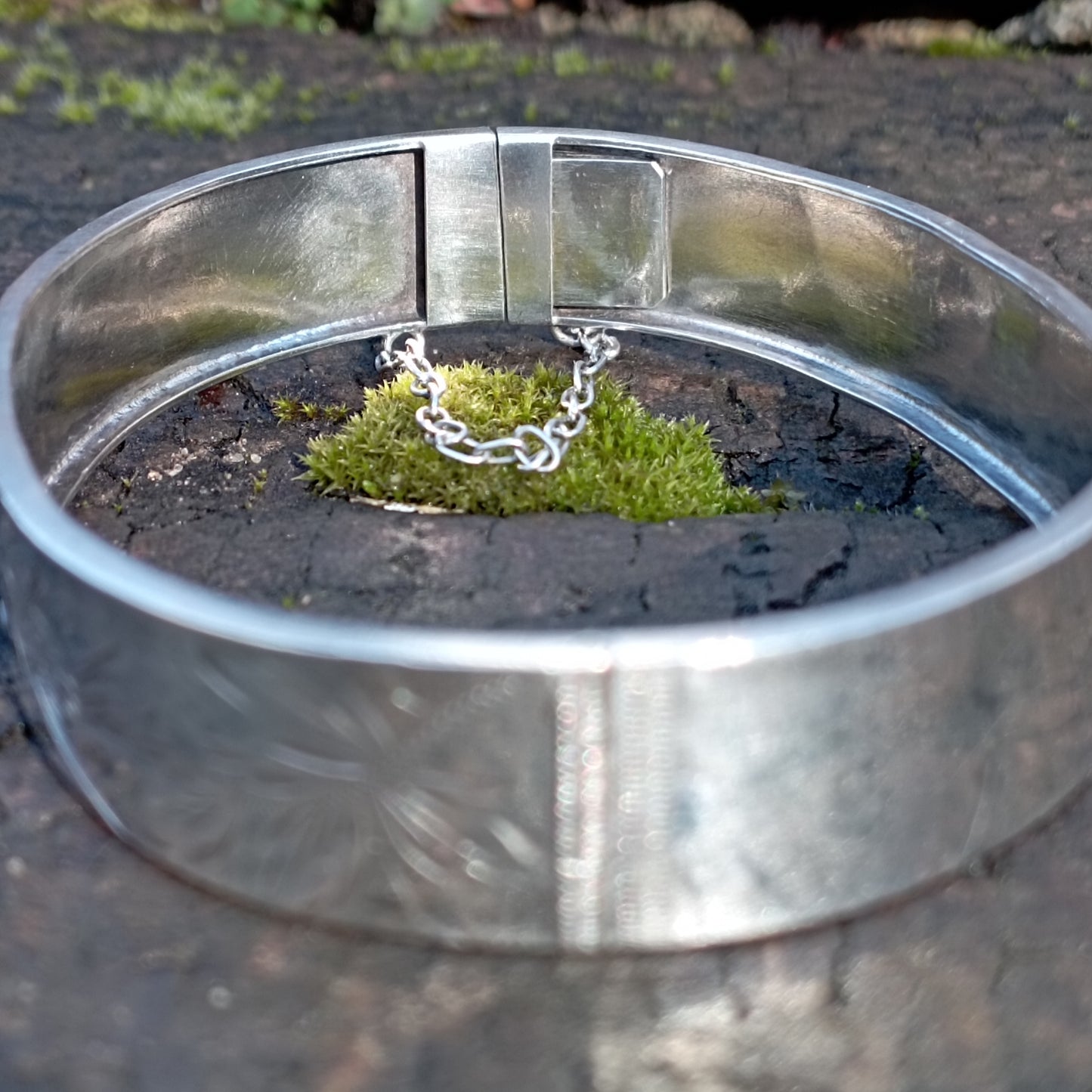 Bracelet jonc ancien en argent gravé