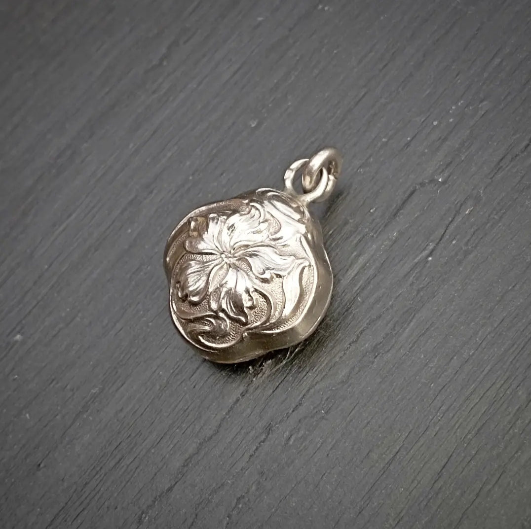 Pendentif Art nouveau iris en argent