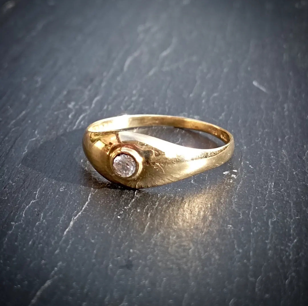 18kt gold ring with English bangle and white stone