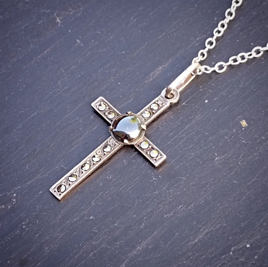 Croix cabochon d'hématite et marcassites