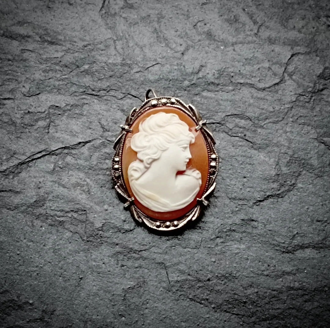 Broche Camée En Argent Vintage - Bijou Ancien à Motif En Relief - Occasion