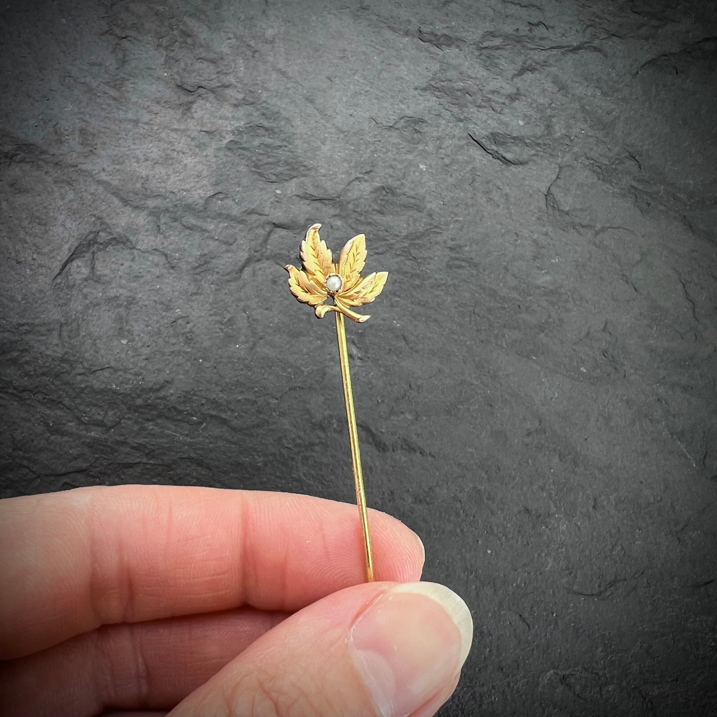 Epingle feuille et perle d'imitation