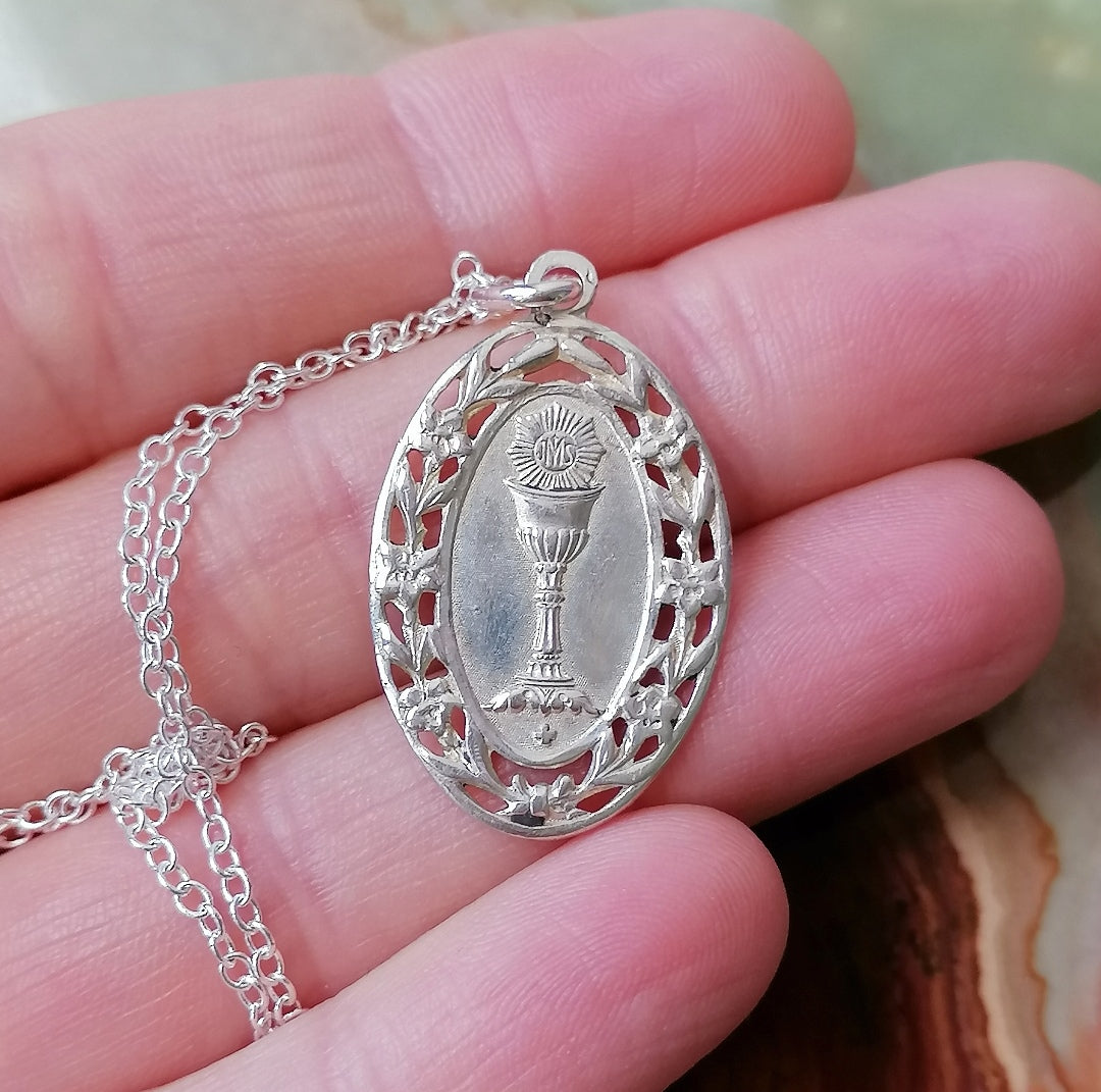 Médaille de communion ancienne en argent et chaîne