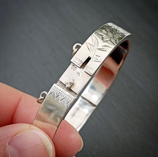 Bracelet enfant oiseau et fleurs ciselés en argent