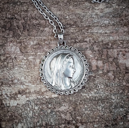 Médaille de la Vierge Marie en argent serti de marcassites et chaîne ancienne