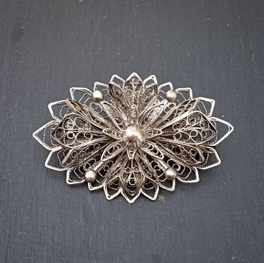 Broche florale en filigranes d'argent