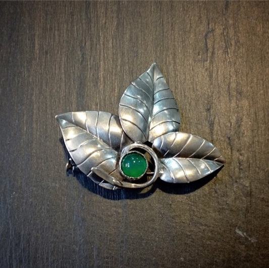 Broche feuillage calcédoine verte en argent