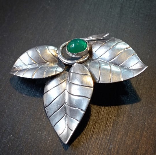 Broche feuillage calcédoine verte en argent