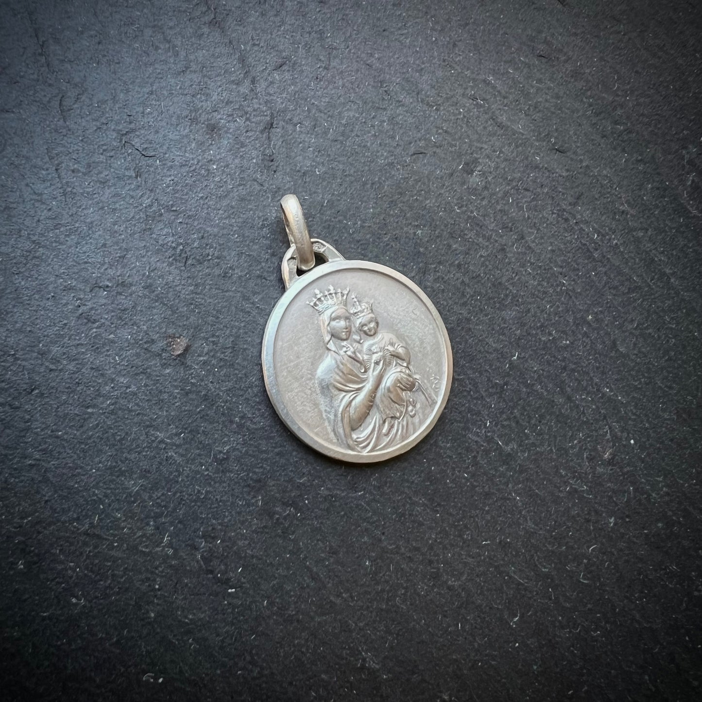 Médaille ancienne de la Vierge à l'Enfant couronnée en argent