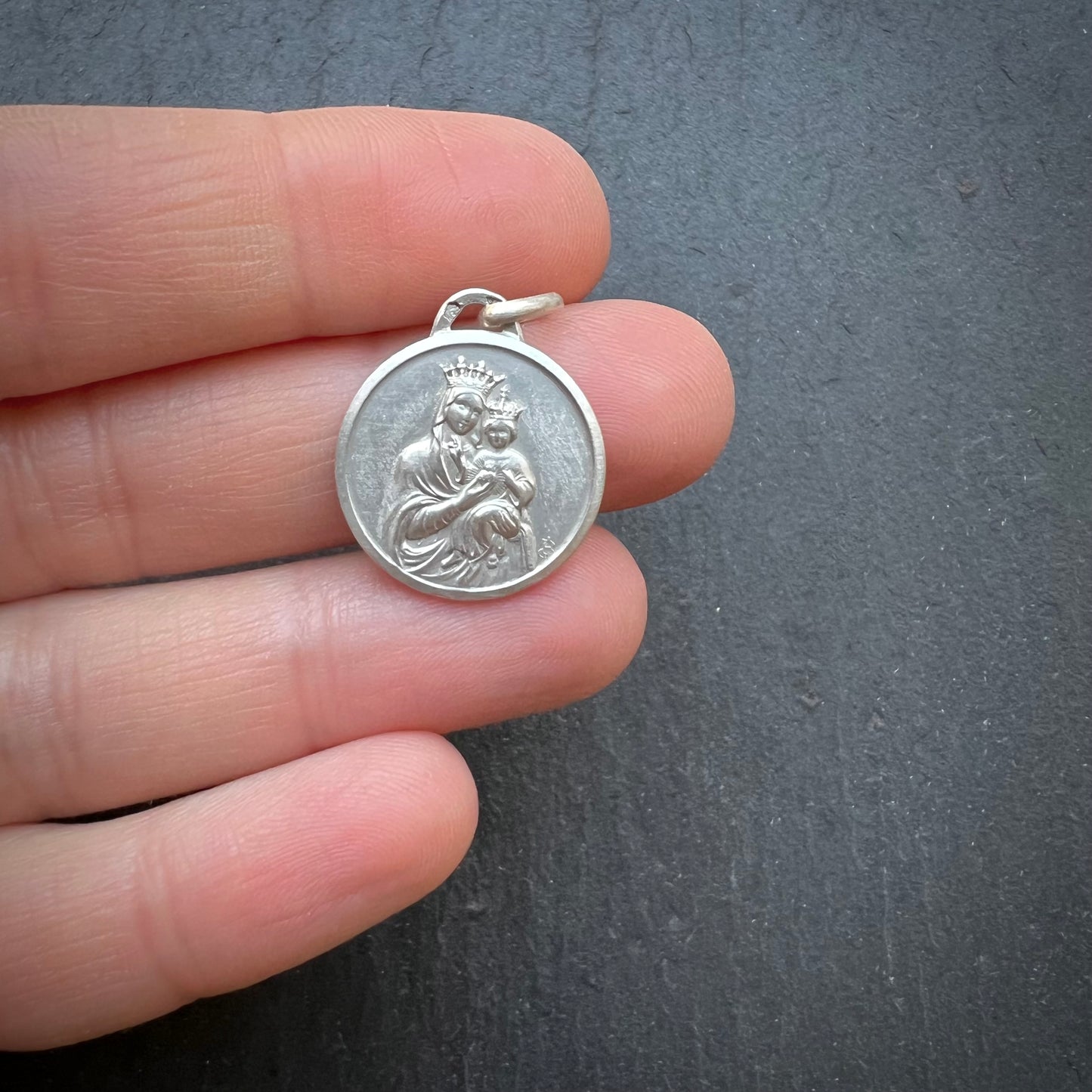 Médaille ancienne de la Vierge à l'Enfant couronnée en argent