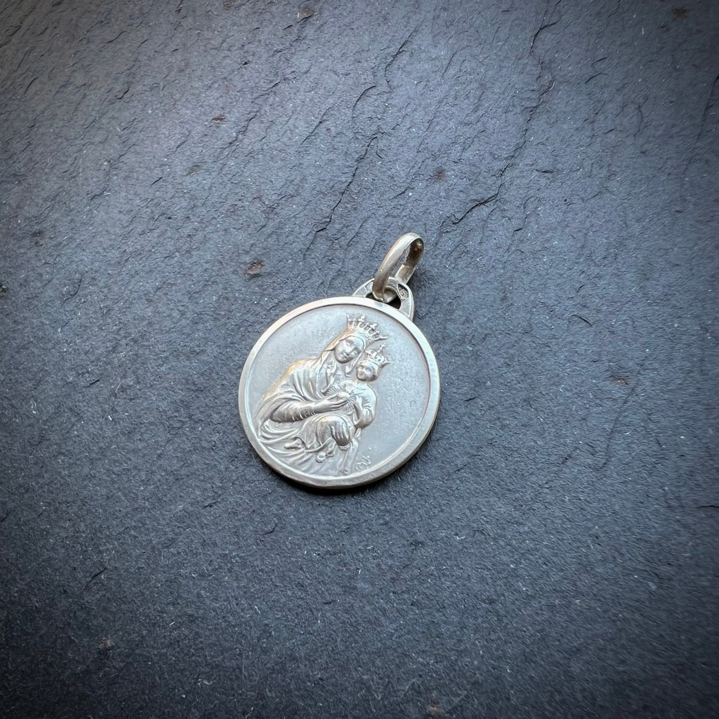 Médaille ancienne de la Vierge à l'Enfant couronnée en argent