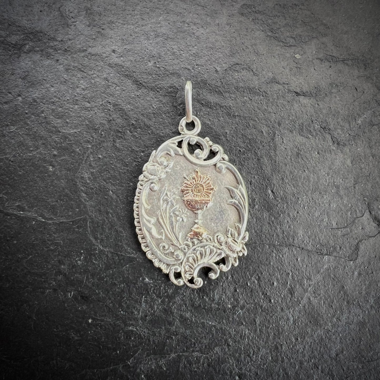 Médaille de communion ancienne en argent et vermeil