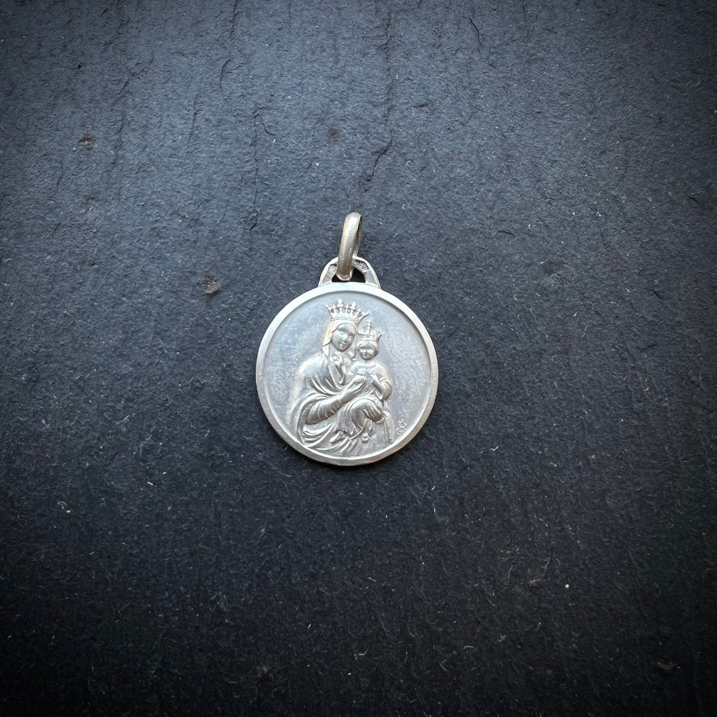 Médaille ancienne de la Vierge à l'Enfant couronnée en argent