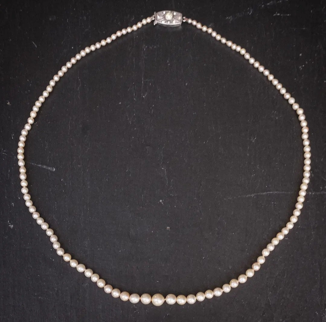 Collier de perles à fermoir en argent