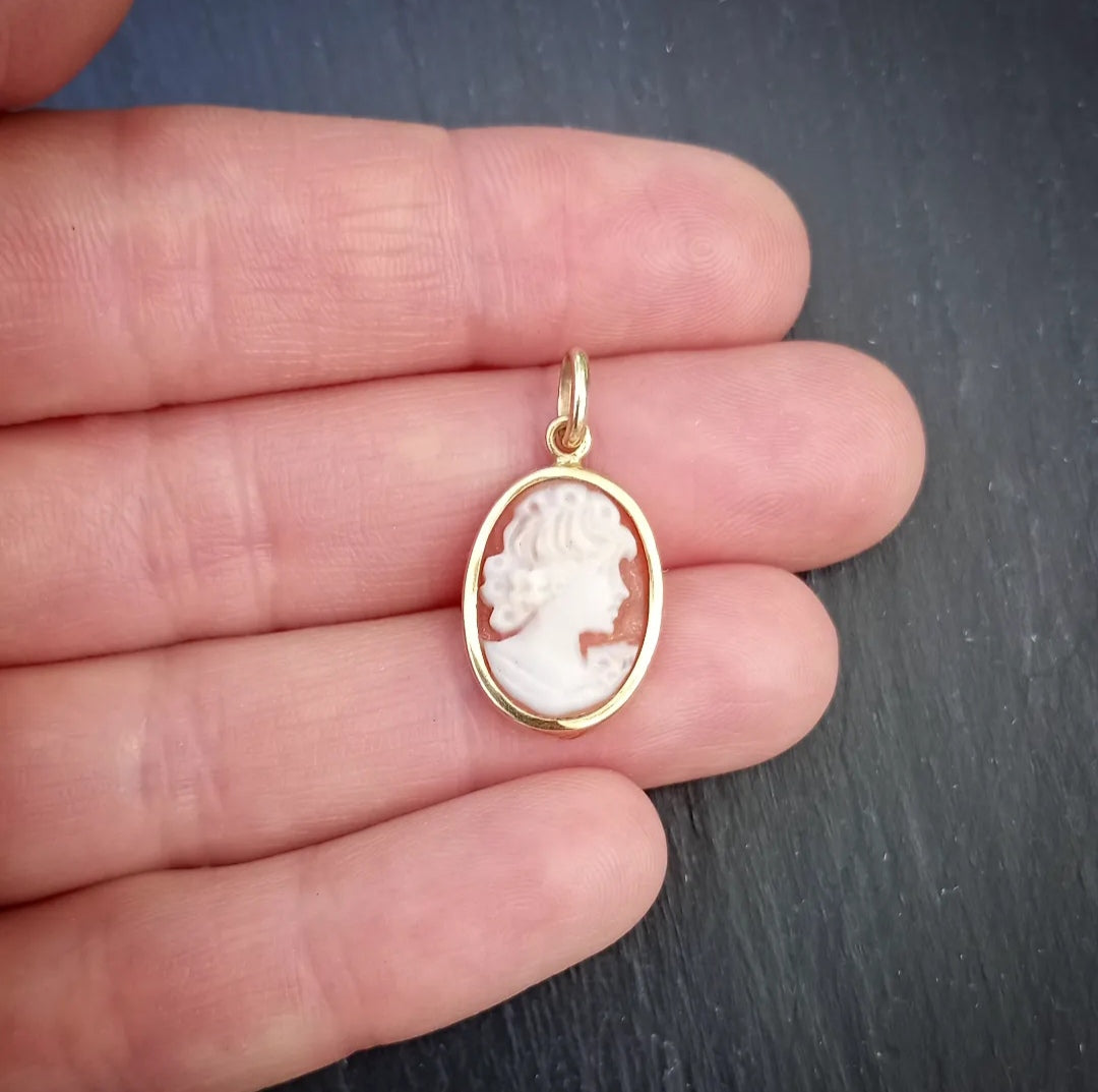 Gold cameo pendant Galerie Duchesse