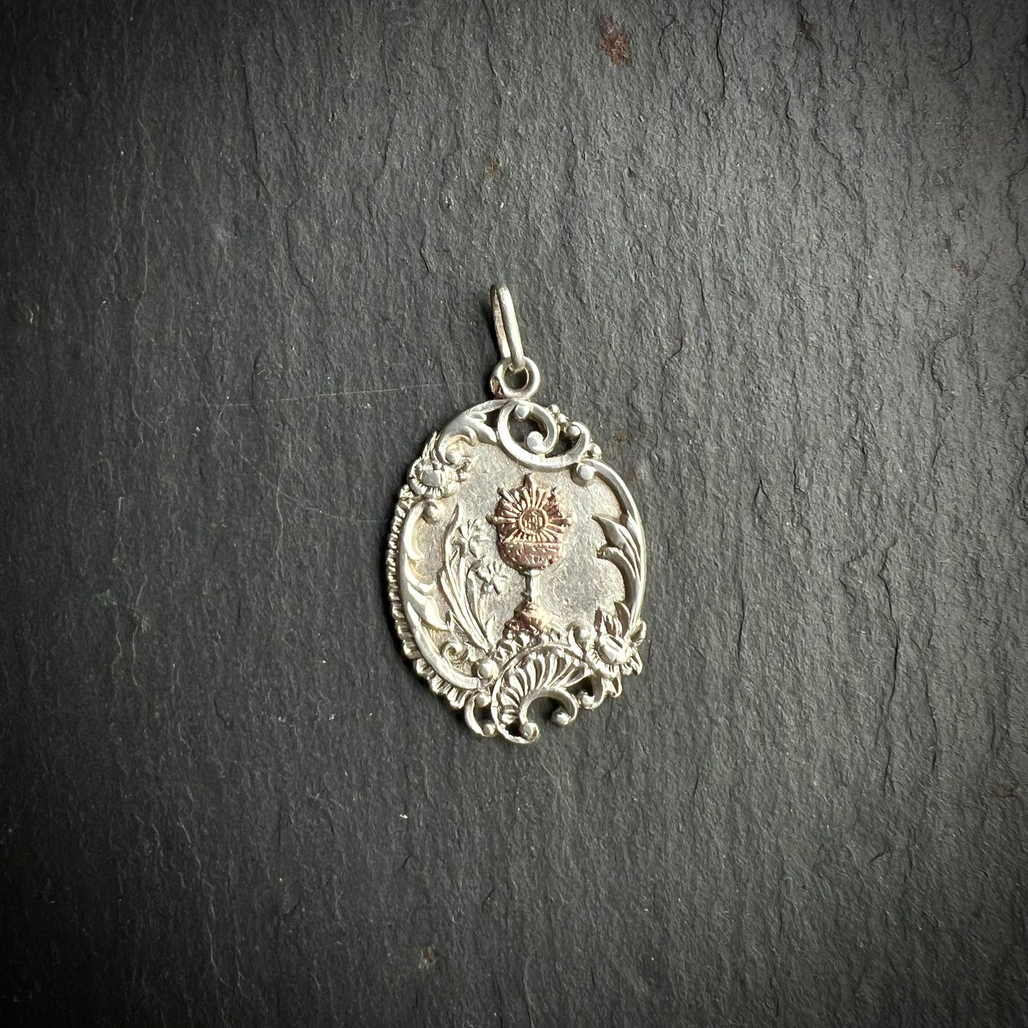Médaille de communion ancienne en argent et vermeil