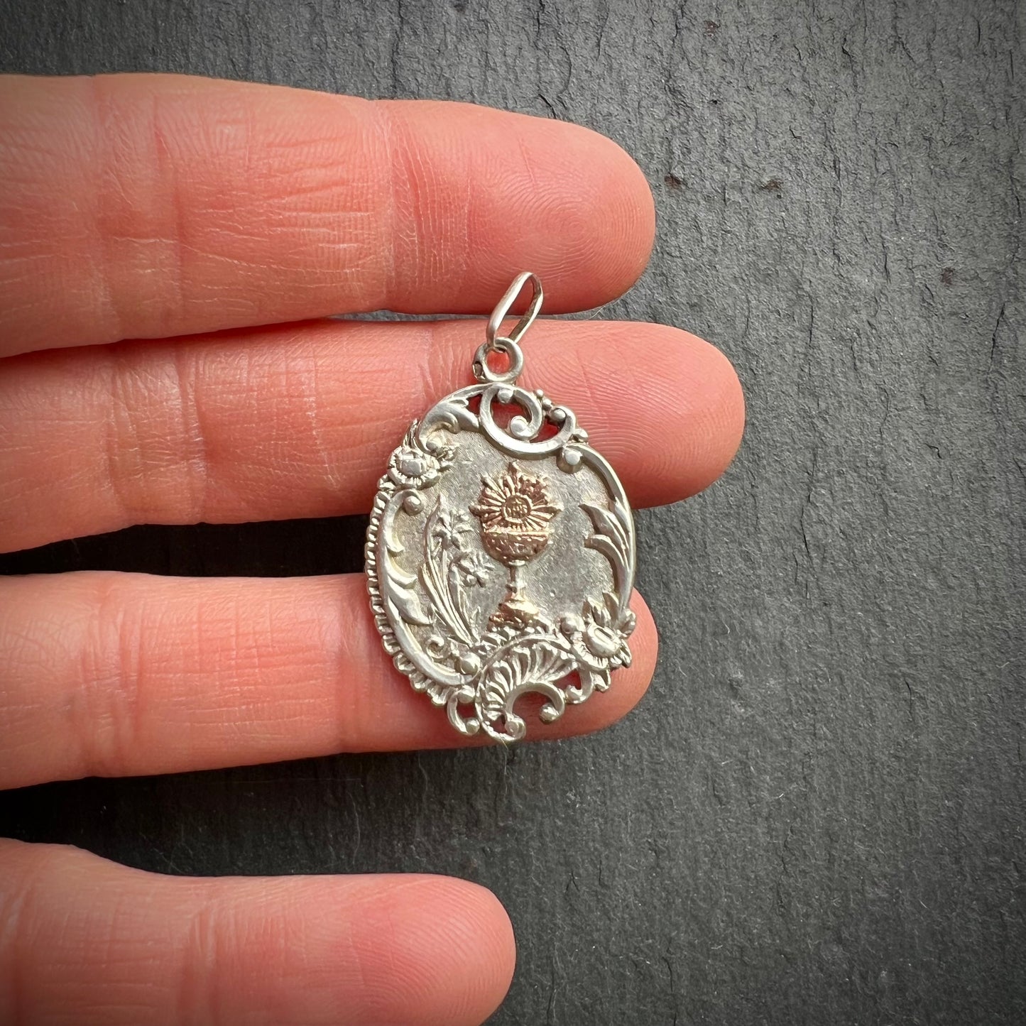 Médaille de communion ancienne en argent et vermeil