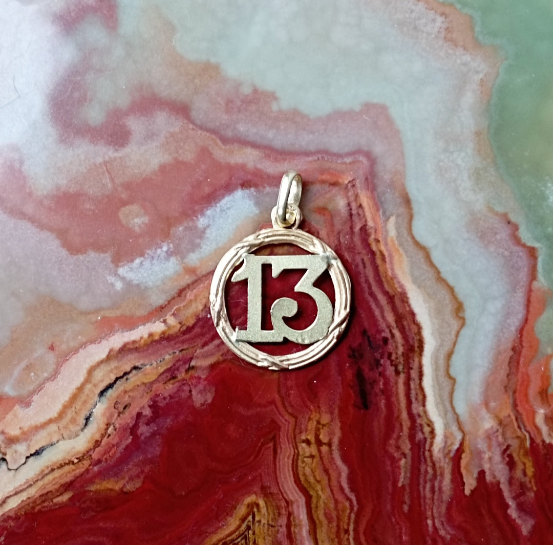 Pendentif 13 ou charm en or 750‰