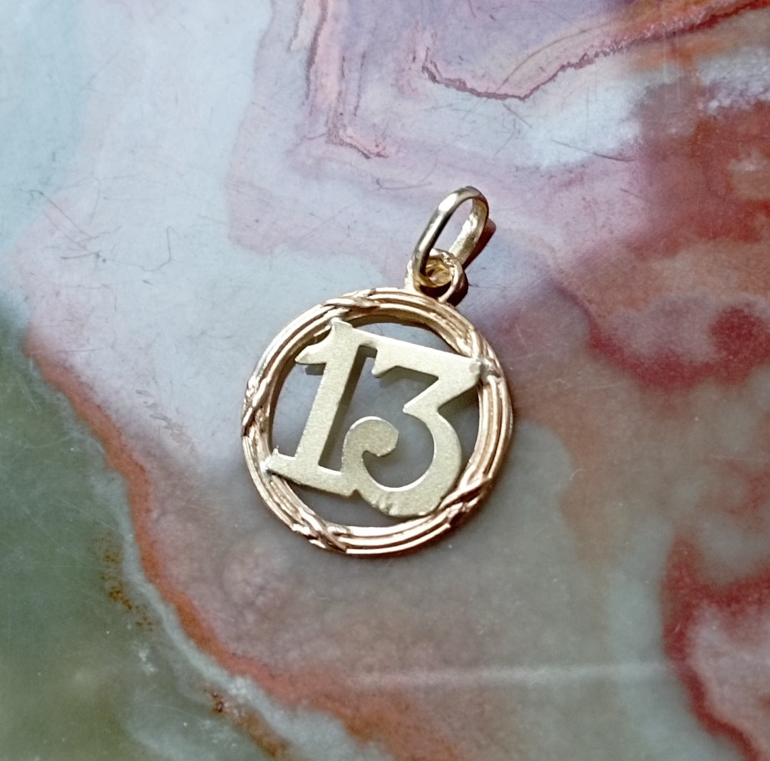 Pendentif 13 ou charm en or 750‰