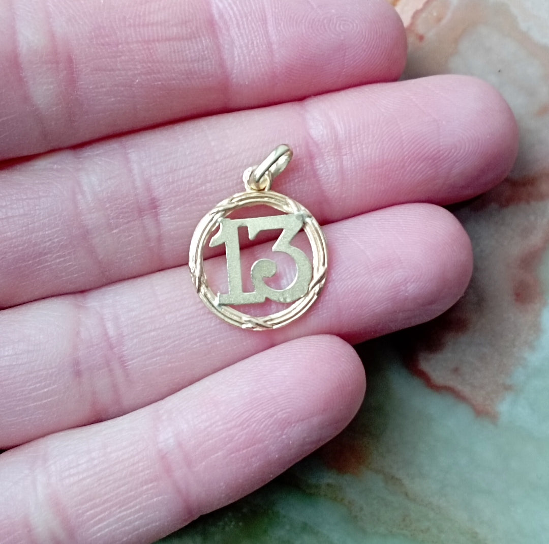 Pendentif 13 ou charm en or 750‰