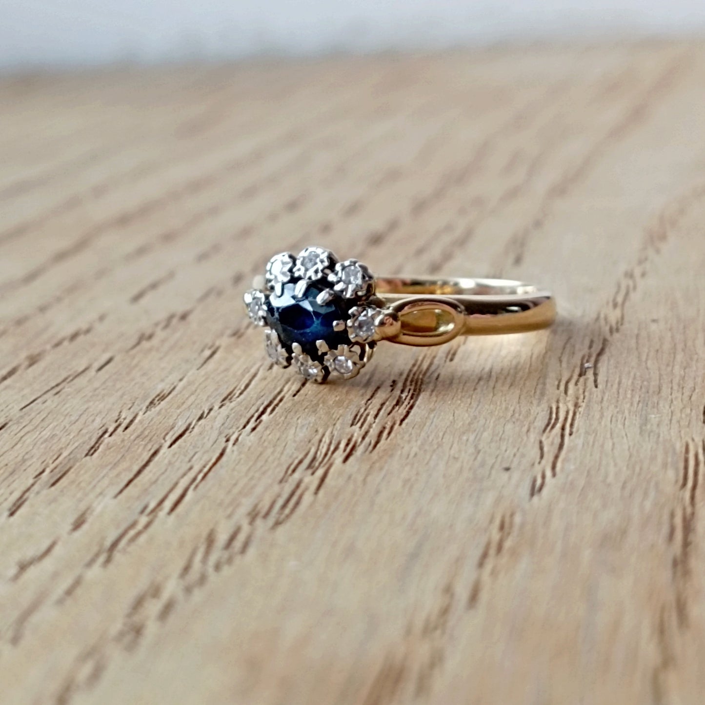 Bague saphir et halo de diamants en or 18kt