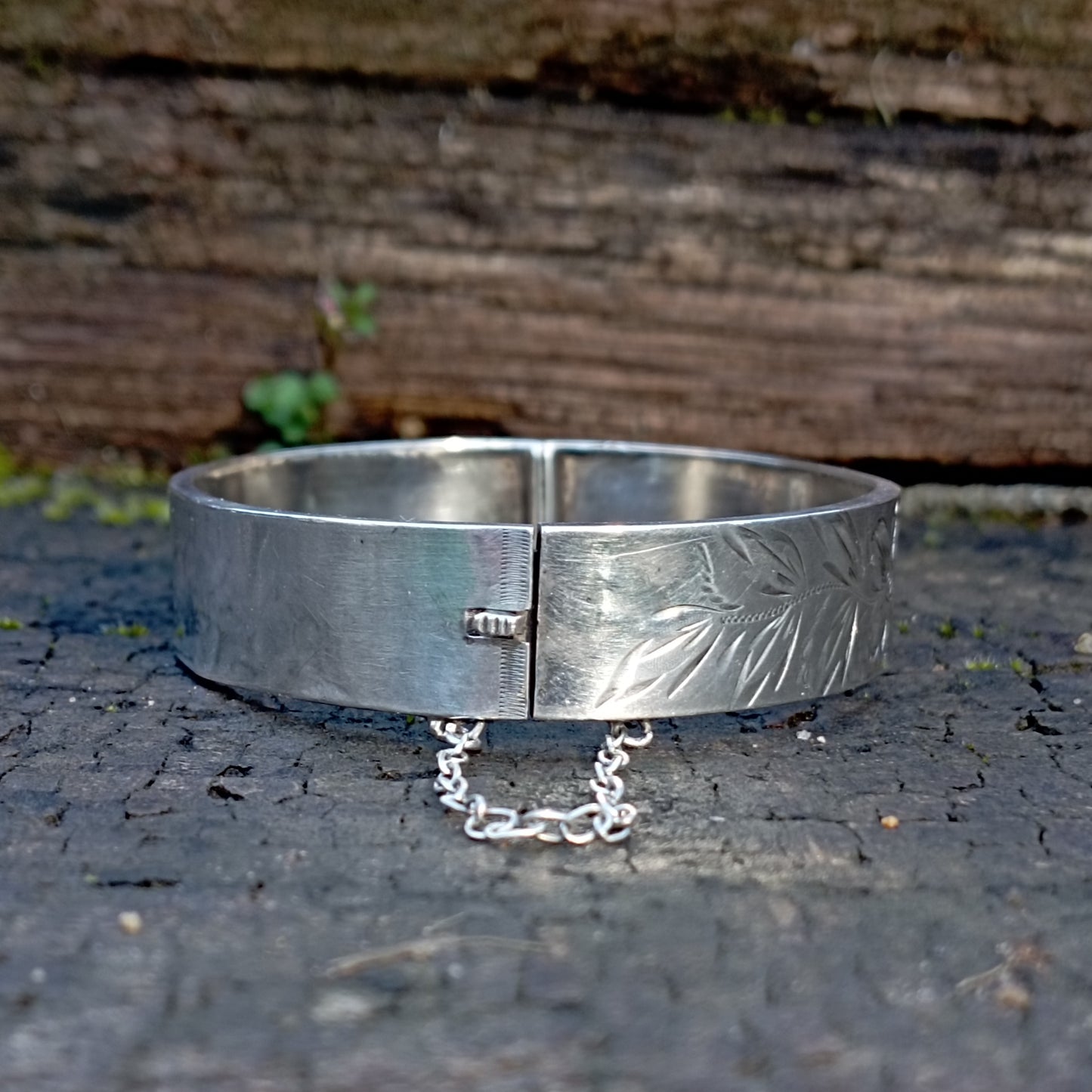 Bracelet jonc ancien en argent ciselé