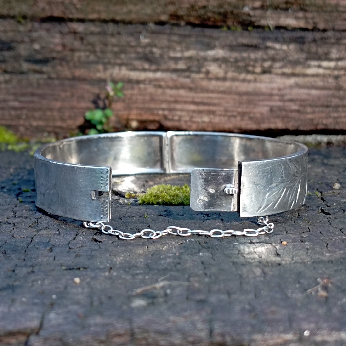 Bracelet jonc ancien en argent ciselé