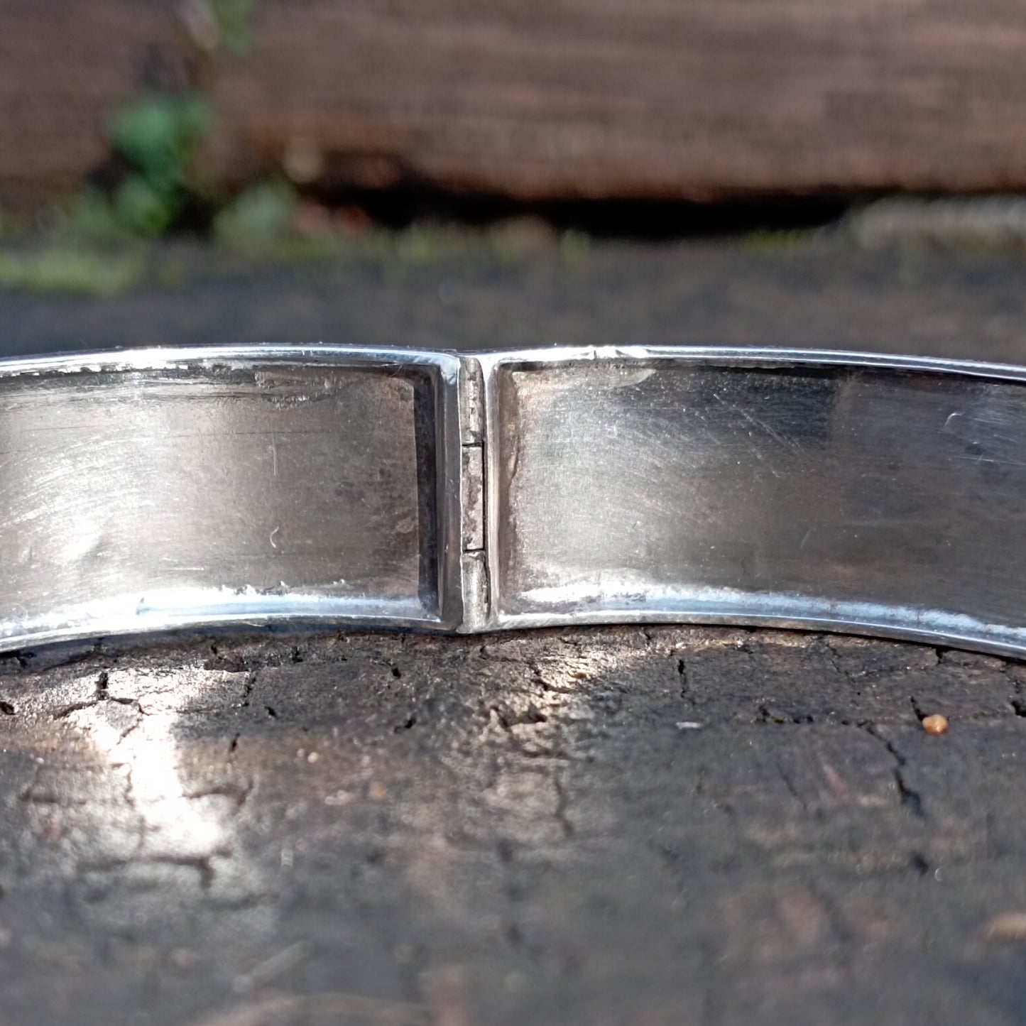 Bracelet jonc ancien en argent ciselé