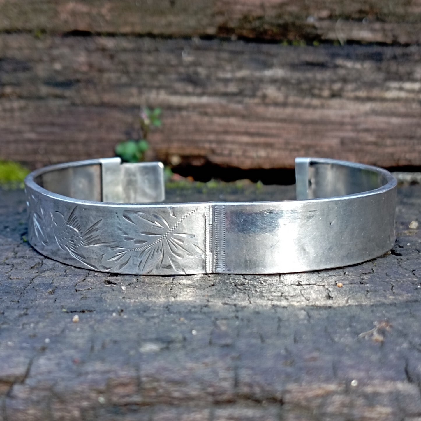 Bracelet jonc ancien en argent ciselé