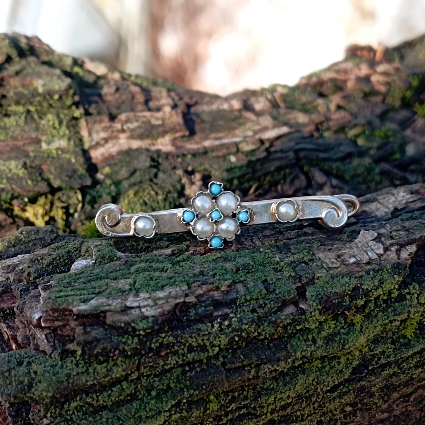 Petite broche en vermeil avec imitation de perles et de turquoises