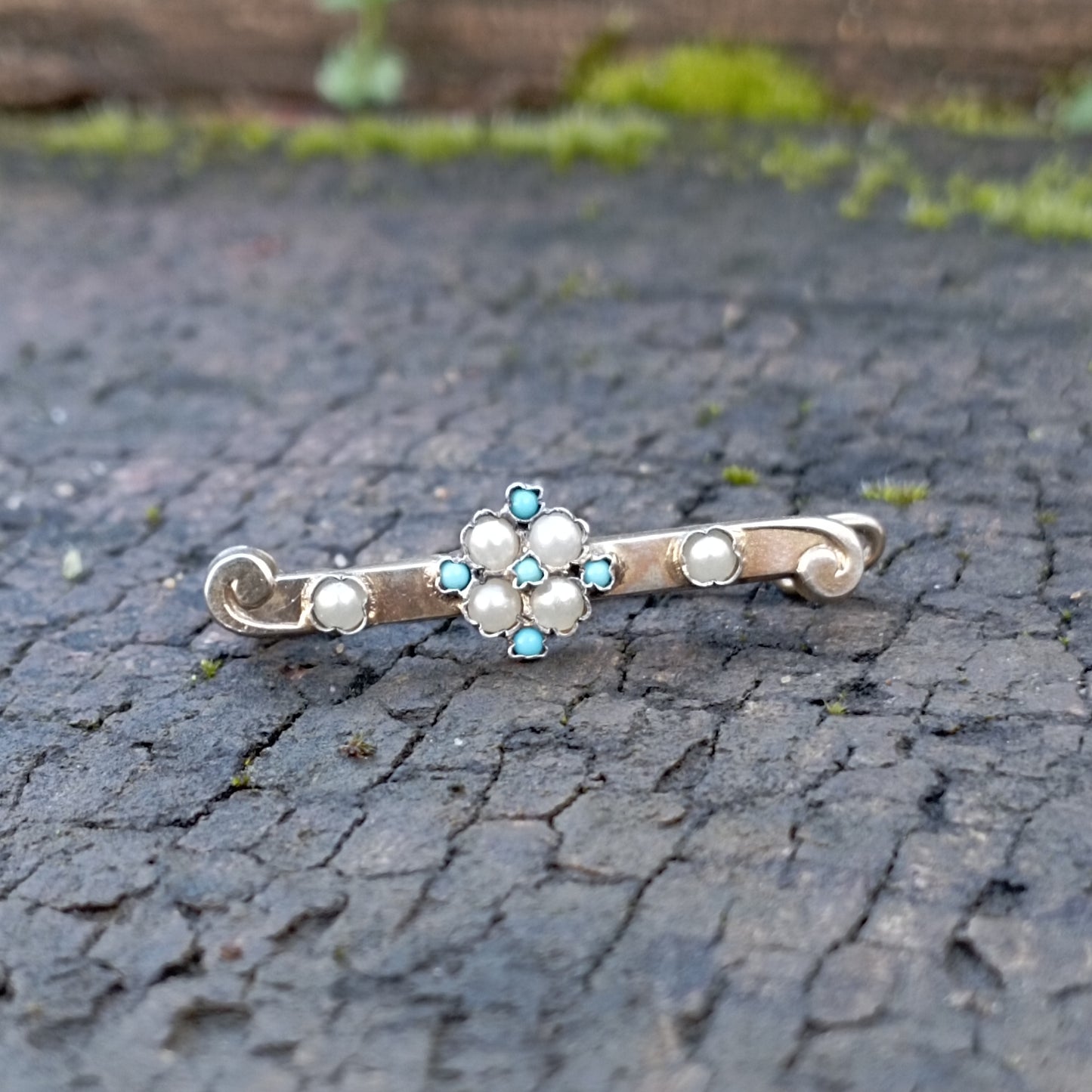 Petite broche en vermeil avec imitation de perles et de turquoises