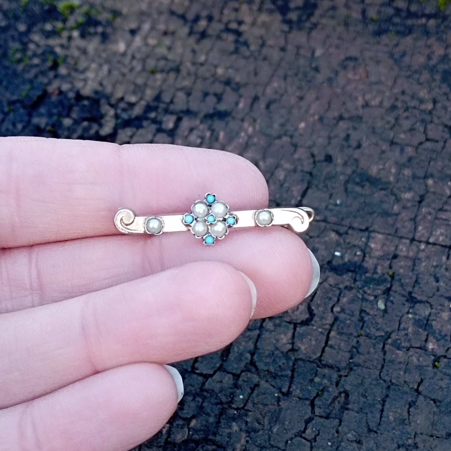 Petite broche en vermeil avec imitation de perles et de turquoises