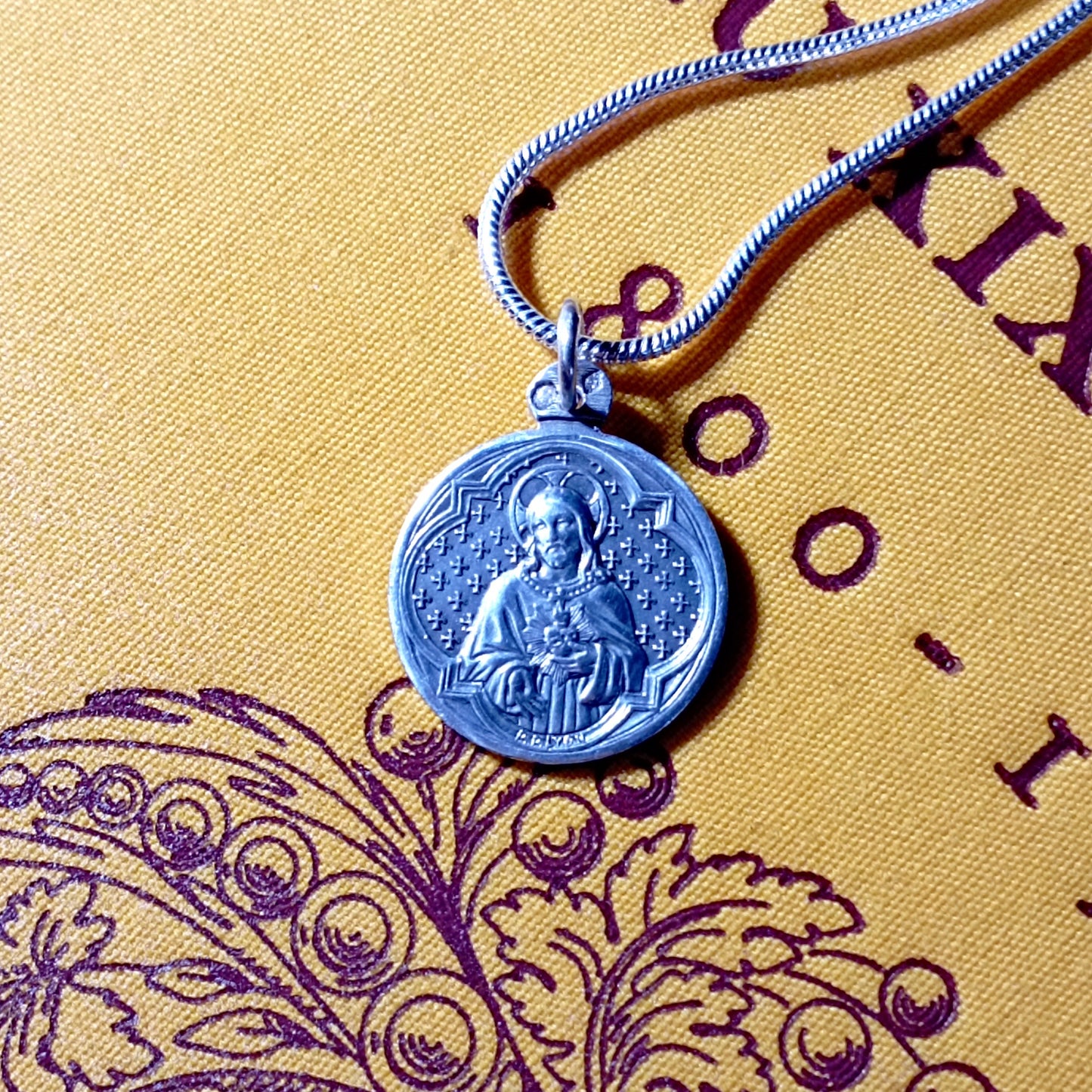 Médaille du Sacré Coeur en argent et chaîne