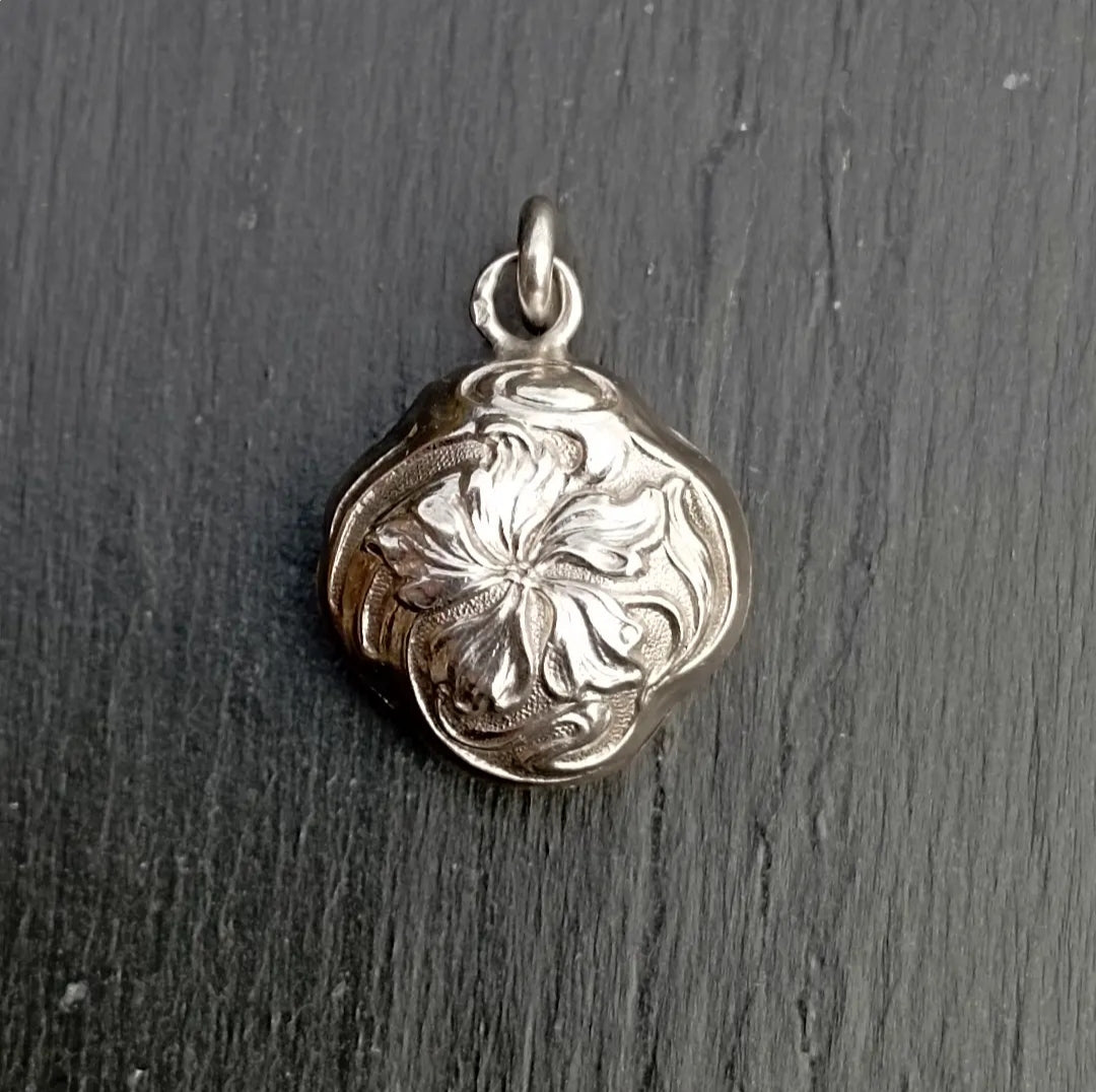 Pendentif Art nouveau iris en argent