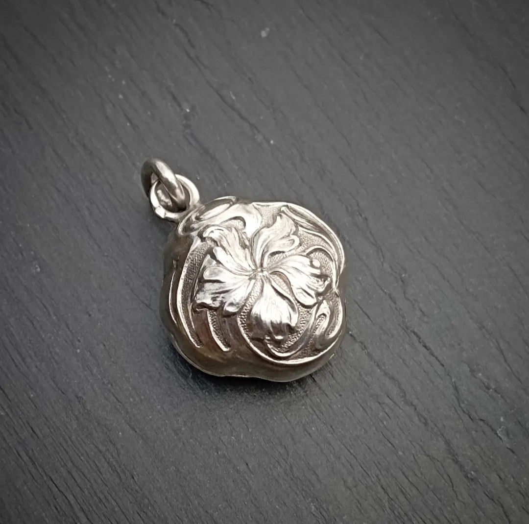 Pendentif Art nouveau iris en argent