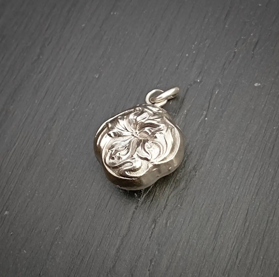 Pendentif Art nouveau iris en argent