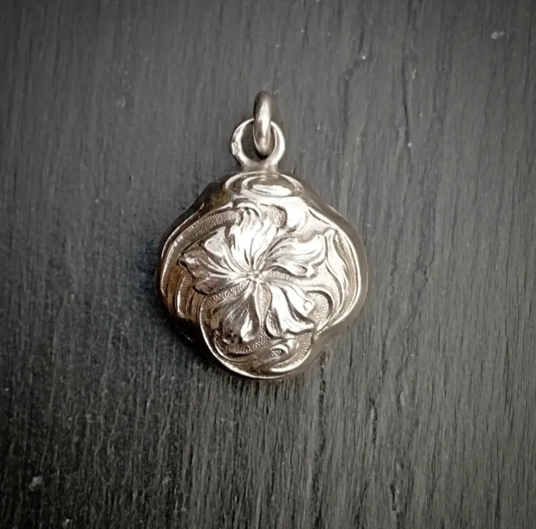 Pendentif Art nouveau iris en argent