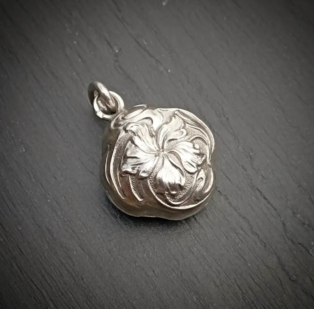 Pendentif Art nouveau iris en argent