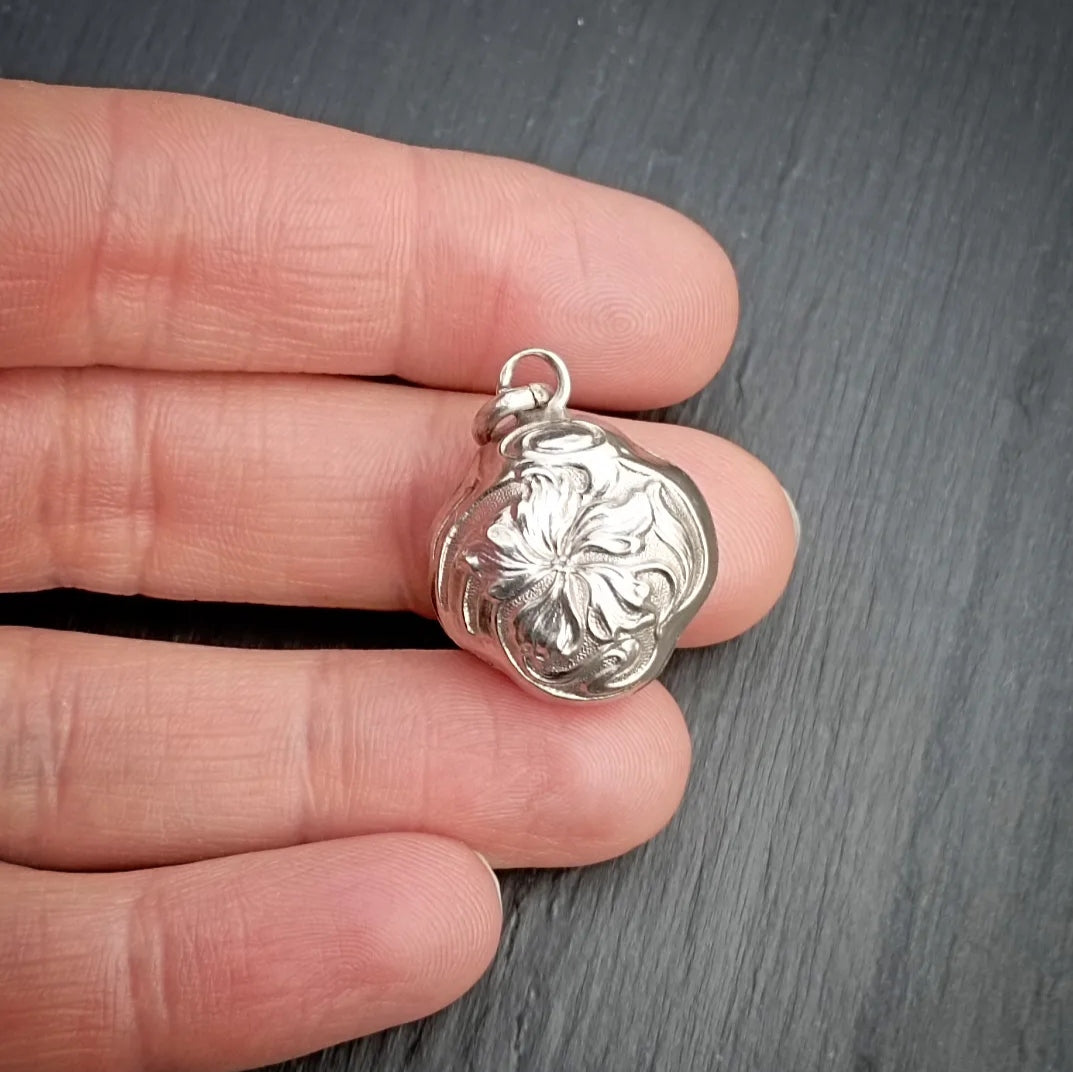 Pendentif Art nouveau iris en argent