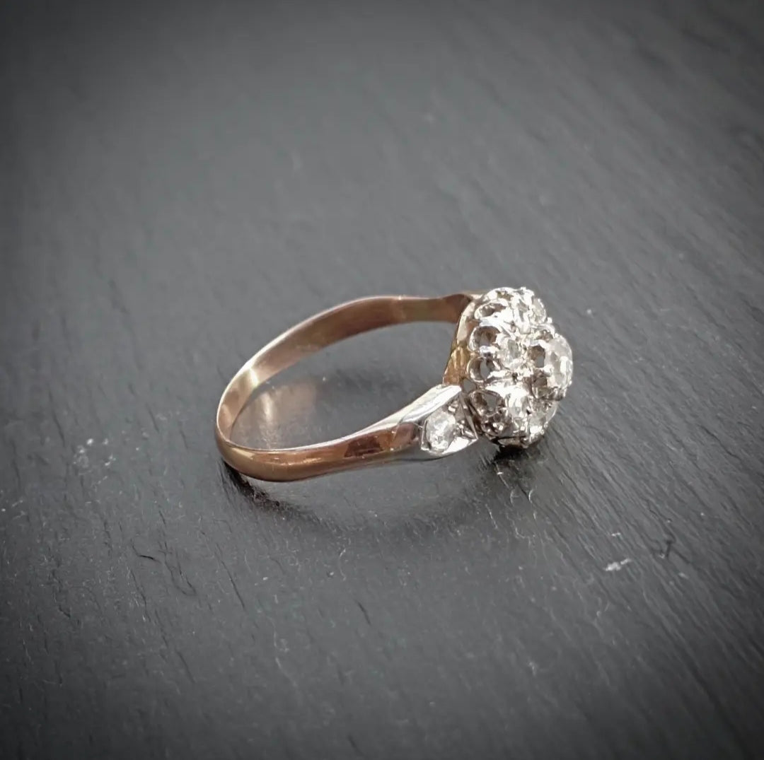 Bague ancienne halo en diamants trois ors 18kt