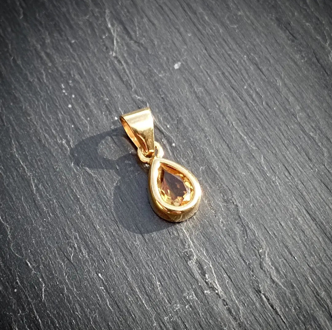 Citrine drop pendant in 18kt gold