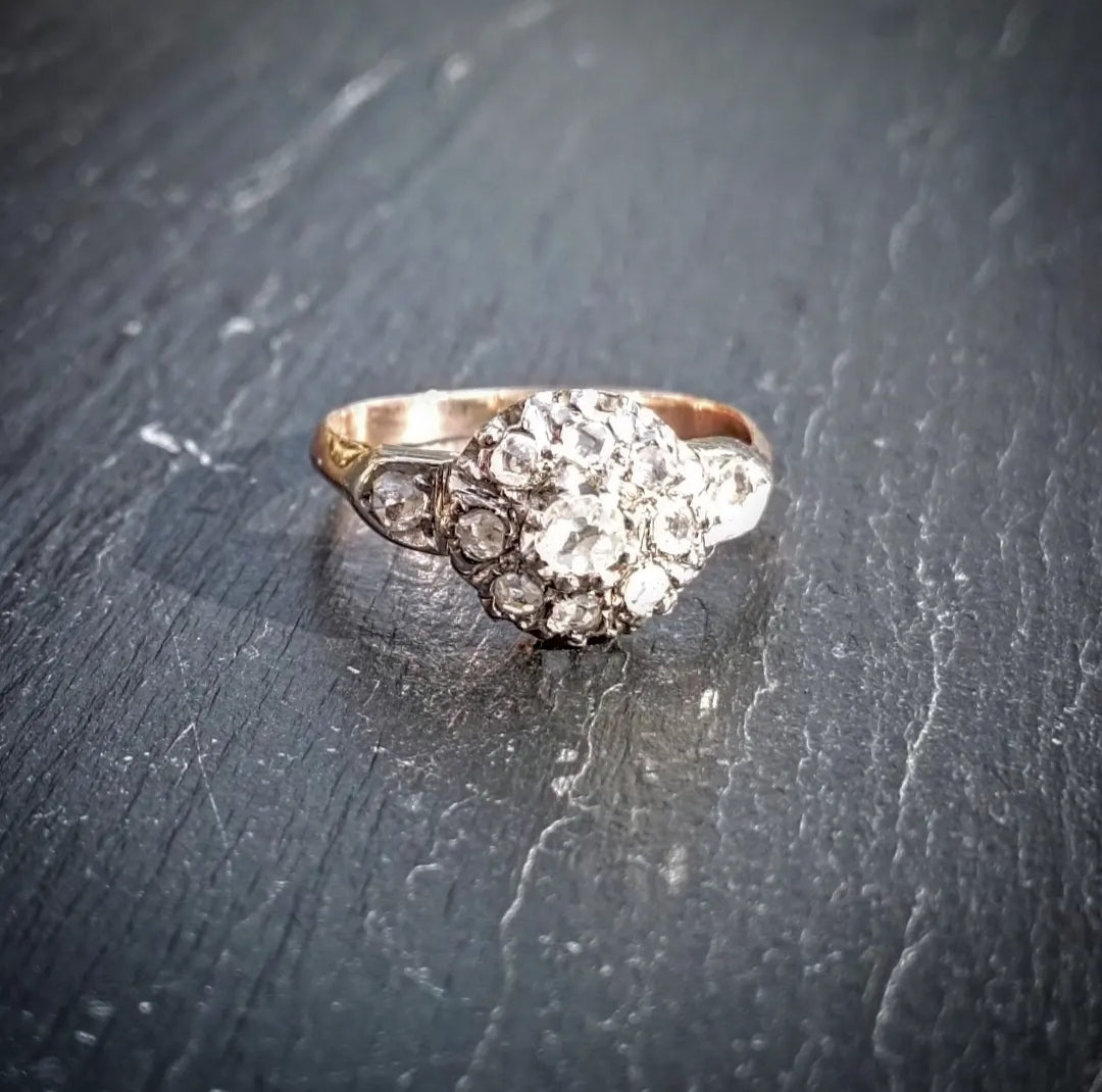 Bague ancienne halo en diamants trois ors 18kt