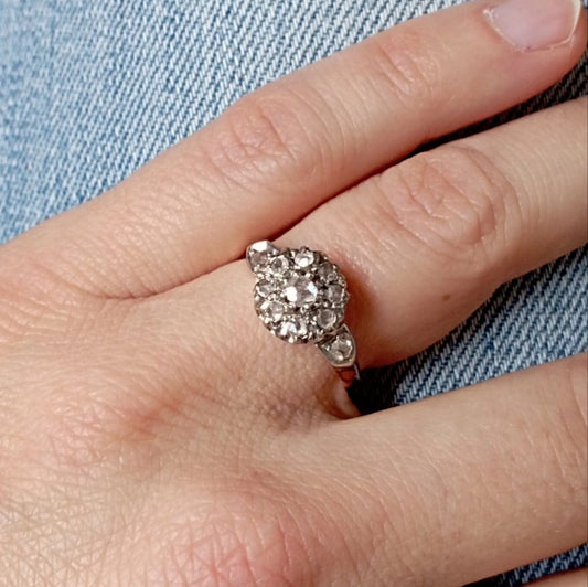 Bague en or blanc 18 carats avec saphir bleu cabochon certifié IGI de 11,12 cara Bague en or blanc 18 carats avec saphir bleu cabochon certifié IGI de 11,12 cara