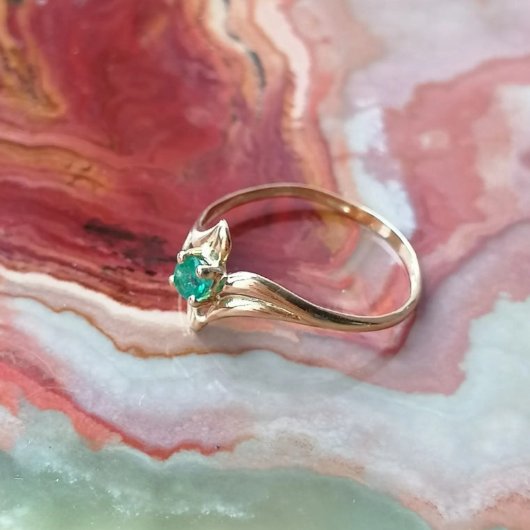 Bague "vague" en or 18kt et émeraude