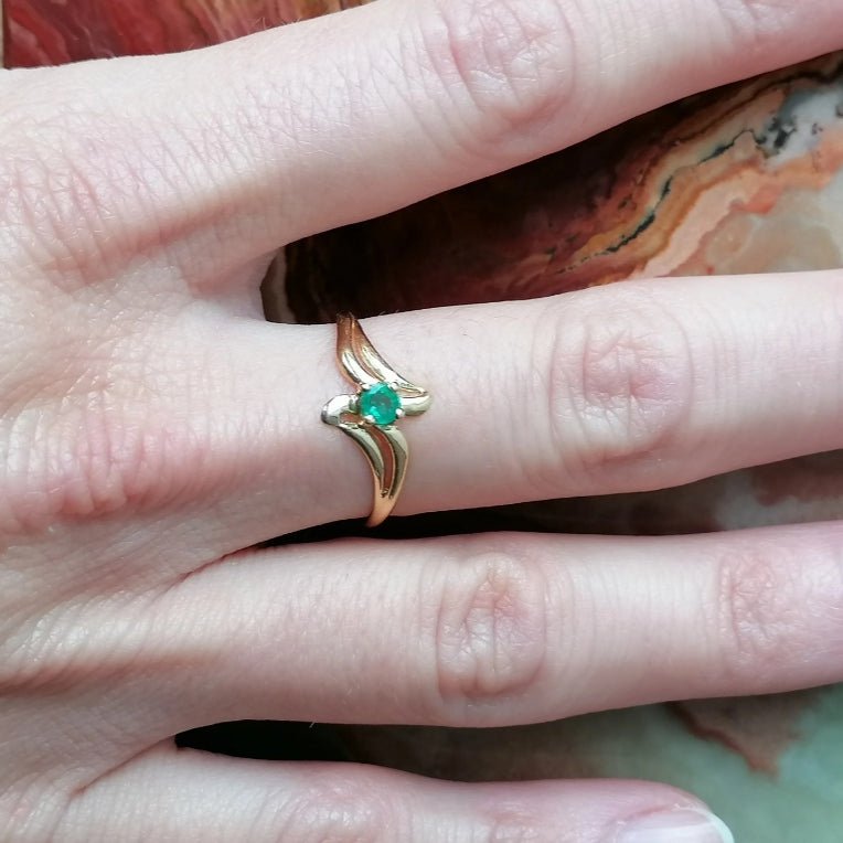 Bague "vague" en or 18kt et émeraude