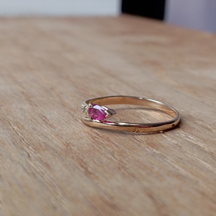 Bague en or rubis poire et 3 diamants