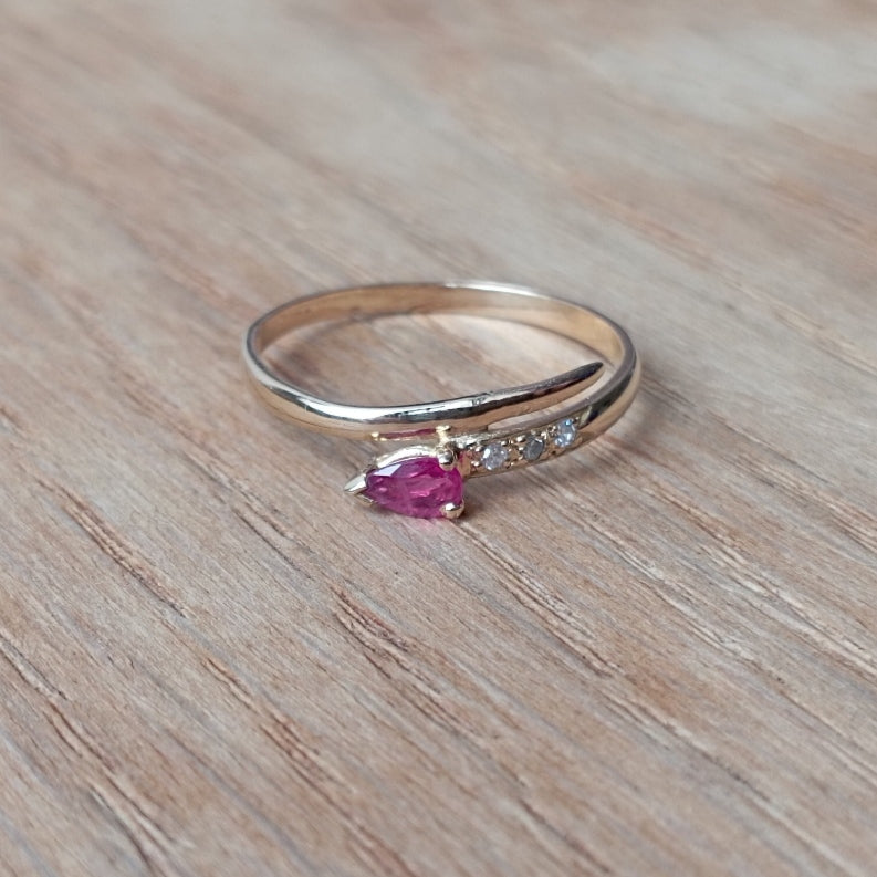 Bague en or rubis poire et 3 diamants