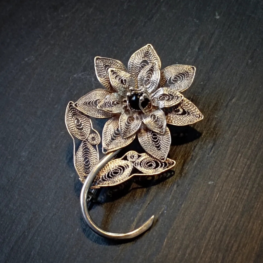 Broche florale en argent filigrané